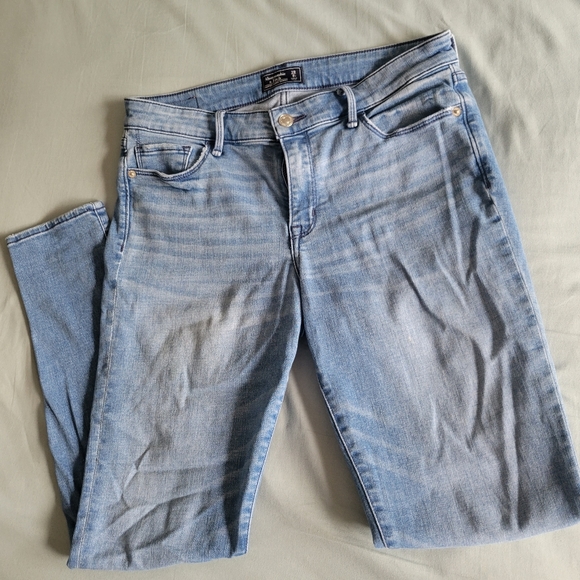A&F super skinny 8R light wash blue jeans - Picture 2 of 6